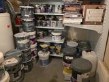 de nombreux pots de peinture et des pots de peinture sur les étagères