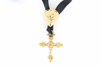 Collier composé d'une croix plaquée or et d'un ruban noir, orné d'un pendentif en forme de cœur