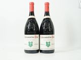 deux bouteilles de vin rouge posées l'une à côté de l'autre sur une table