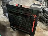 une photo d'un petit radiateur industriel dans un garage