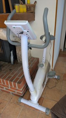un vélo posé par terre dans la pièce