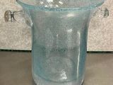 un vase en verre posé sur une table