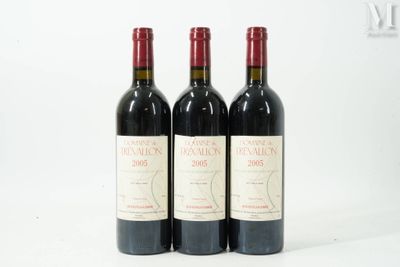 trois bouteilles de vin posées sur une surface blanche