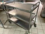 un chariot en métal posé par terre dans la cuisine