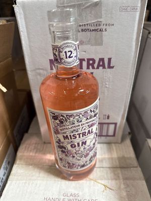 une bouteille d'alcool posée sur une boîte en carton