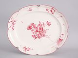 une assiette blanche ornée d'un motif floral rose