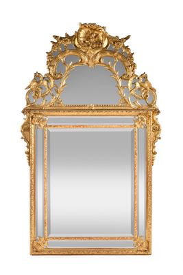 une image d'un miroir encadré d'or sur un fond blanc