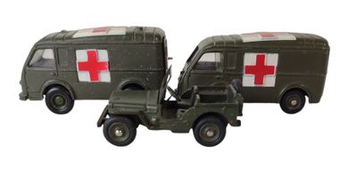 deux véhicules militaires miniatures portant une croix rouge à l'arrière