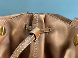 un sac à main marron posé sur une table