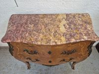 Commode galbée de style Louis XV en placage de bois fruitier… (photo 3)