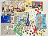 une collection de timbres et de cartes postales du monde entier