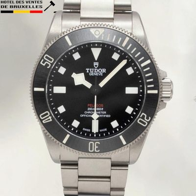 une montre en acier inoxydable avec un cadran noir sur fond blanc