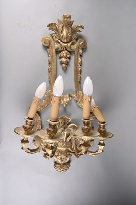 a wall light that is hanging on the wall