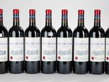 six bouteilles de vin rouge sont alignées