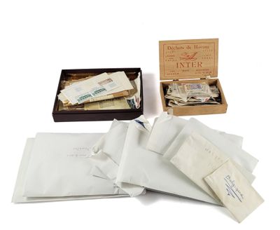 une photo d'une boîte remplie de courrier posée sur une table
