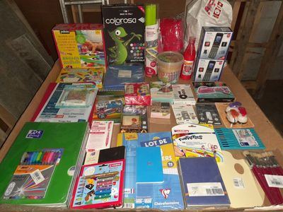 de nombreuses fournitures scolaires posées sur la table, prêtes à être rangées