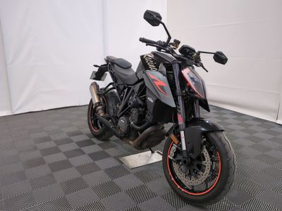 une moto garée sur un sol en damier