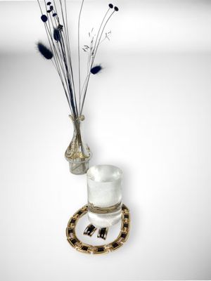 un vase de fleurs et un verre d'eau posés sur une table