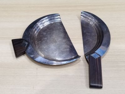 deux morceaux de métal posés sur une table, avec un pinceau