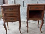 paire de tables de nuit antiques avec tiroirs de chaque côté