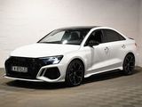Audi RS4 berline 2020, carrosserie blanche avec des touches de noir