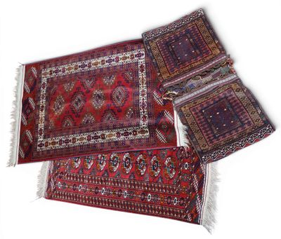 trois tapis aux couleurs et motifs variés