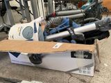 une boîte en carton avec un tas d'outils à l'intérieur