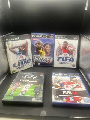 trois jeux vidéo différents exposés dans une vitrine