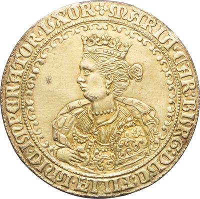 Gros plan sur une pièce d'or ornée d'une couronne