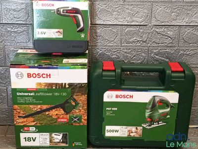 Deux outils Bosch sont posés l'un à côté de l'autre sur une table