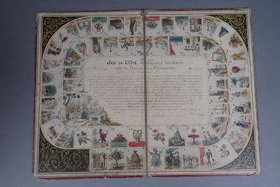 un vieux livre sur lequel figurent des images de personnes et d'animaux