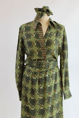 une robe avec un motif vert et marron