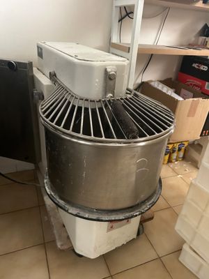 une photo d'un mixeur dans une cuisine où se trouvent de nombreuses boîtes