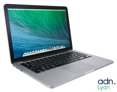 l'image d'un ordinateur portable posé sur une surface blanche