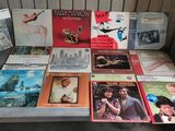 un grand nombre de livres posés sur une table