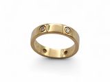 une bague en or jaune ornée de deux diamants sur le côté