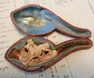 deux cuillères posées sur une feuille de papier