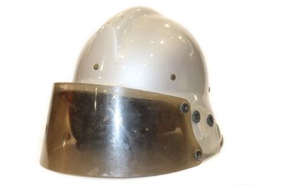 un casque blanc avec une visière argentée sur fond blanc