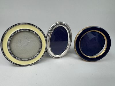 trois assiettes bleues et blanches à bord doré, sur fond blanc