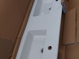 un lavabo blanc dans un carton, dans une pièce
