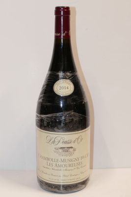une bouteille de vin posée sur une table