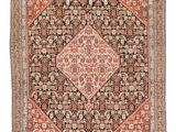 un tapis orange et noir à motifs en losanges