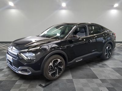 le 4x4 noir est garé sur un carrelage à carreaux