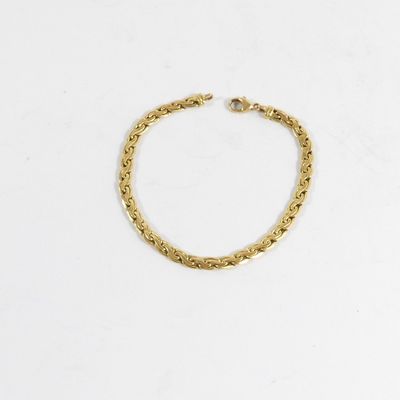 un bracelet à chaîne en or avec un fermoir sur fond blanc