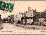 une vieille carte postale représentant une rue de la ville