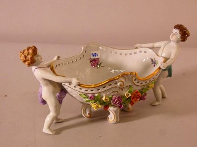une figurine représentant un garçon et une fille dans une baignoire