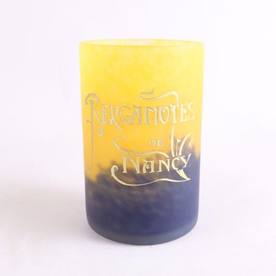 bougie jaune et bleue sur laquelle est inscrit « New Yorks »