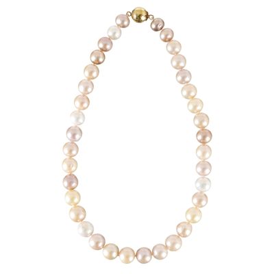 un collier de perles blanches avec un fermoir en or sur fond blanc