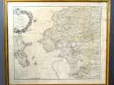 une vieille carte de l'île britannique de Guernesey dans un cadre en bois