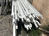 un tas de métal et de bois posé devant un bâtiment